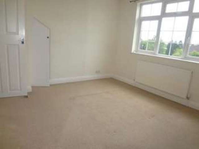  Image of 2 Bedroom Flat to rent at Uxbridge Road Hatch End Pinner, HA5 4JS