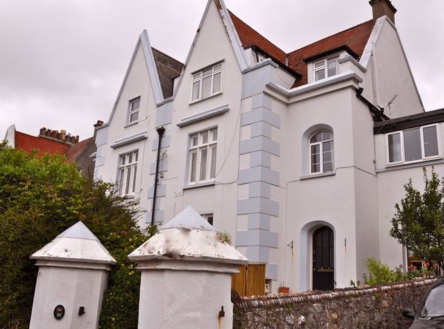  Image of 2 Bedroom Flat for sale at Windsor Square  Exmouth, EX8 1JU