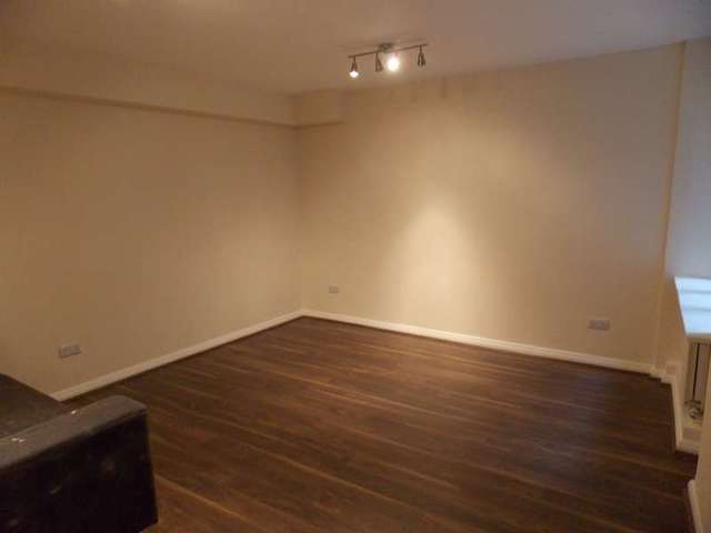  Image of 2 Bedroom Flat to rent at London, NW1 3AA