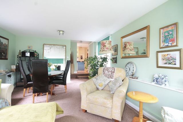  Image of 3 Bedroom Detached for sale at Barnett Wood Lane  Ashtead, KT21 2LR