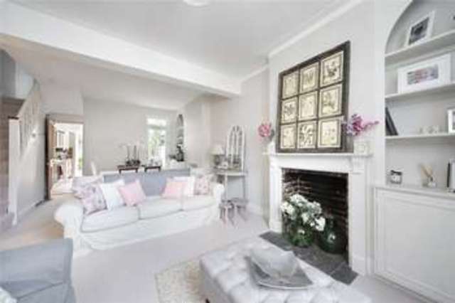  Image of 2 Bedroom Detached to rent at Wandsworth London Wandsworth Town, SW18 1AL