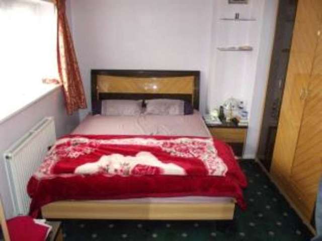  Image of 3 Bedroom Terraced for sale at Barking  Creekmouth, IG11 0NG