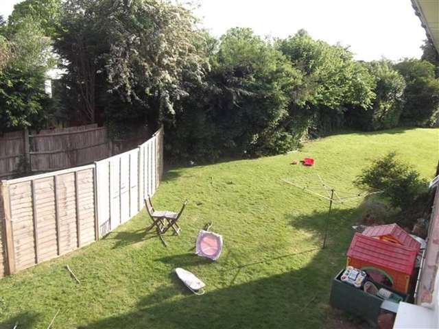  Image of 2 Bedroom Flat for sale at Bramble Close Copthorne Crawley, RH10 3QB