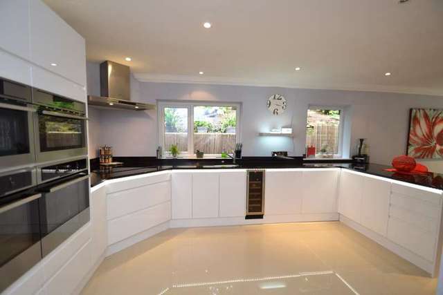  Image of 5 Bedroom Detached for sale at Broadstone, BH18 8LT