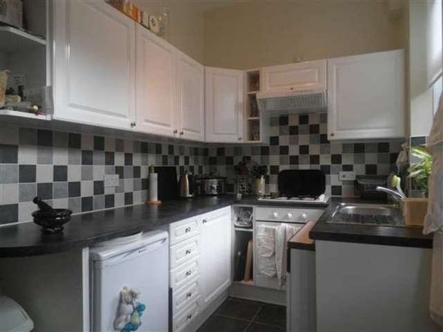  Image of 4 Bedroom Terraced to rent at Ovenden, HX3 6NF