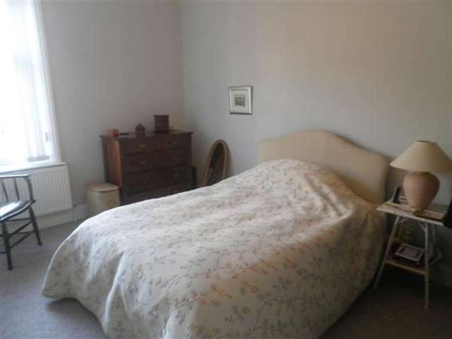  Image of 4 Bedroom Terraced to rent at Ovenden, HX3 6NF