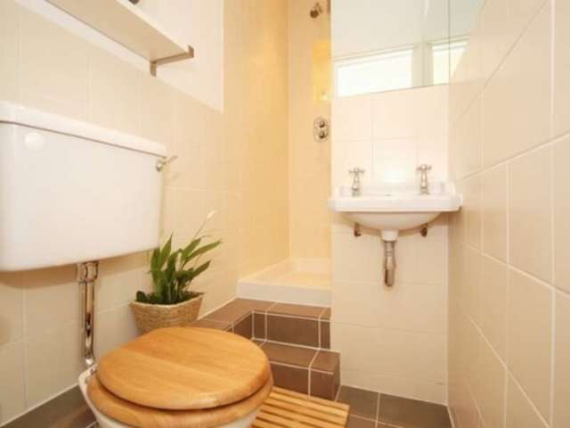  Image of 1 Bedroom Flat to rent at Cambridge Gardens  London, W10 6JE