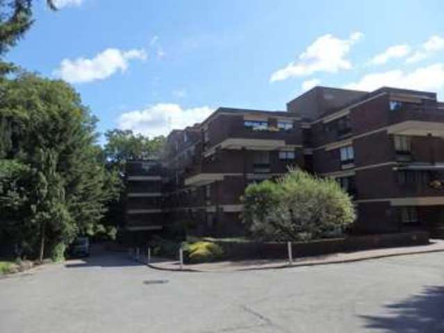  Image of 2 Bedroom Flat to rent at Church Street  Epsom, KT17 4PY