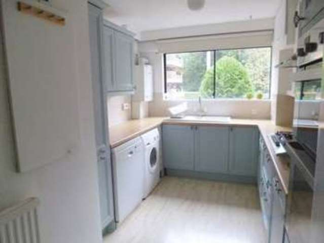  Image of 2 Bedroom Flat to rent at Church Street  Epsom, KT17 4PY