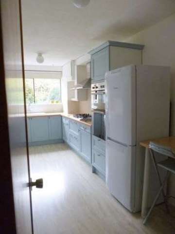  Image of 2 Bedroom Flat to rent at Church Street  Epsom, KT17 4PY
