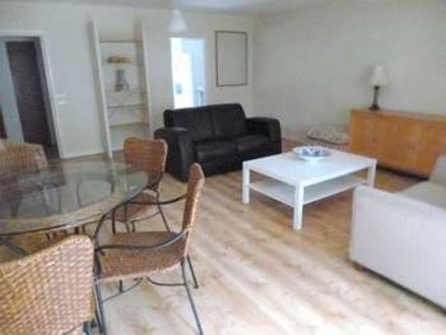  Image of 2 Bedroom Flat to rent at Church Street  Epsom, KT17 4PY