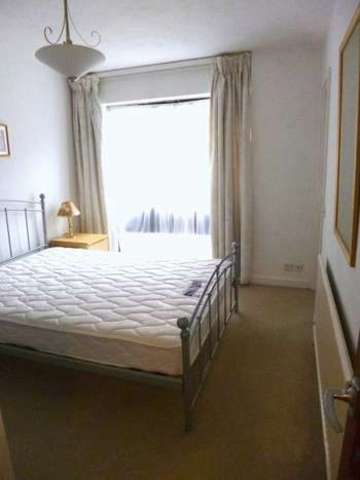  Image of 2 Bedroom Flat to rent at Church Street  Epsom, KT17 4PY