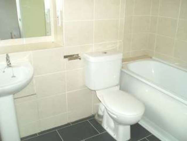  Image of 2 Bedroom Flat to rent at Church Street  Epsom, KT17 4PY