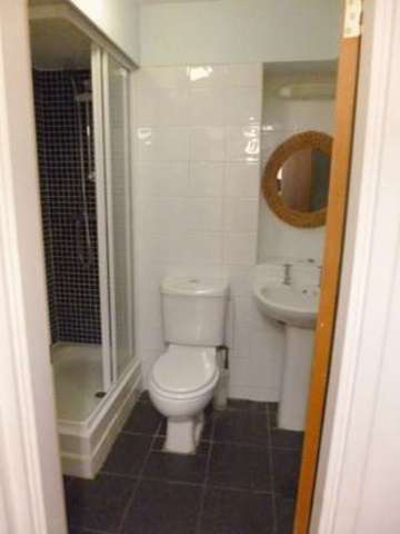  Image of 2 Bedroom Flat to rent at Church Street  Epsom, KT17 4PY