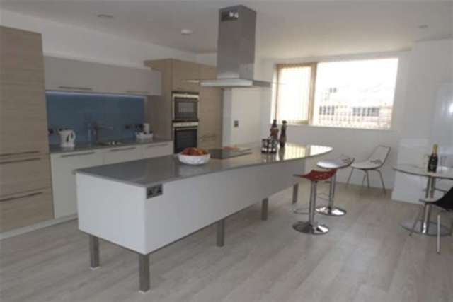  Image of 2 Bedroom Flat to rent at Cardiff, CF11 0JW