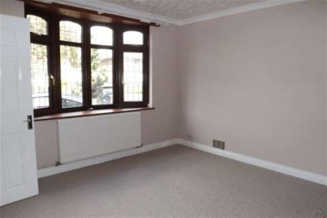  Image of 3 Bedroom Detached to rent at South Ockendon, RM15 5EN