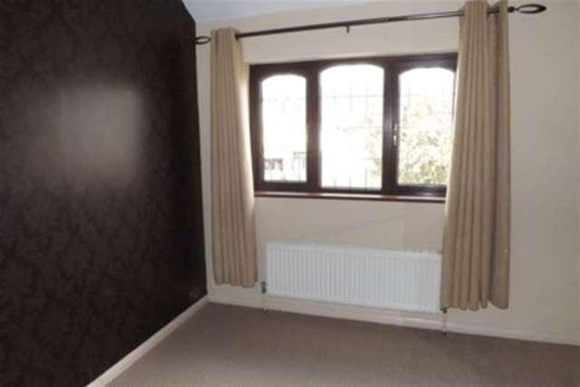  Image of 3 Bedroom Detached to rent at South Ockendon, RM15 5EN