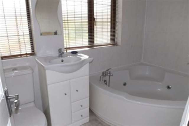  Image of 3 Bedroom Detached to rent at South Ockendon, RM15 5EN