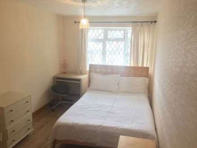  Image of 4 Bedroom Semi-Detached to rent at Hallam Crescent  Wolverhampton, WV10 9YA