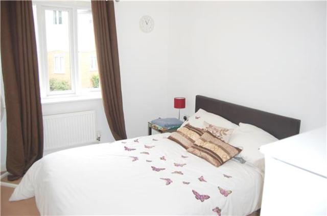  Image of 2 Bedroom Flat to rent at ROMFORD, RM3 9GH