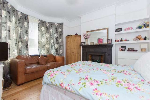  Image of 3 Bedroom Flat to rent at 191 Latchmere Road  Battersea, SW11 2LA