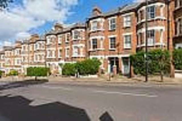  Image of 3 Bedroom Flat to rent at 191 Latchmere Road  Battersea, SW11 2LA