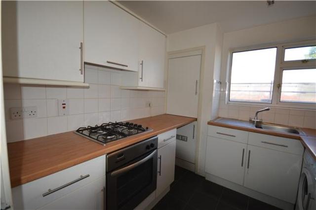  Image of 2 Bedroom Flat to rent at Maldon Road  Surrey, SM6 8BG
