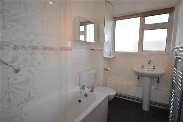  Image of 2 Bedroom Flat to rent at Maldon Road  Surrey, SM6 8BG