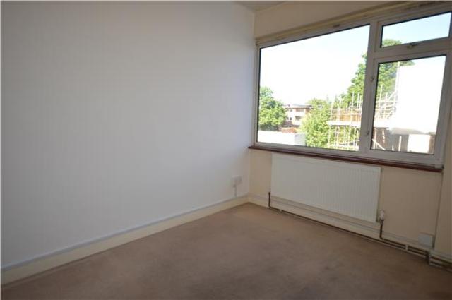  Image of 2 Bedroom Flat to rent at Maldon Road  Surrey, SM6 8BG