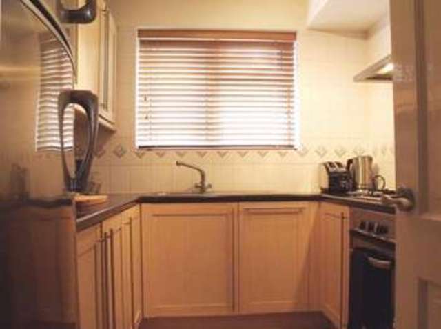  Image of 3 Bedroom Flat to rent at Mays Hill Road  Bromley, BR2 0HN
