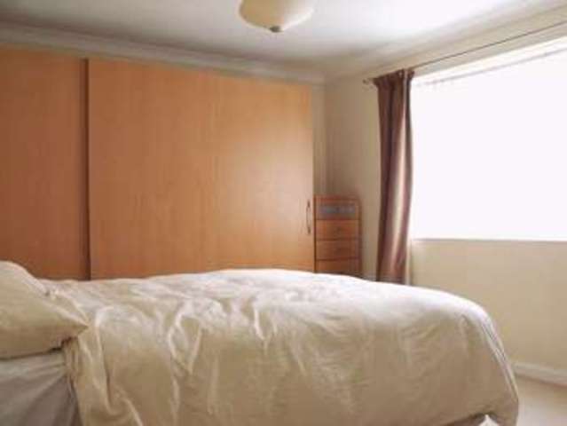  Image of 3 Bedroom Flat to rent at Mays Hill Road  Bromley, BR2 0HN