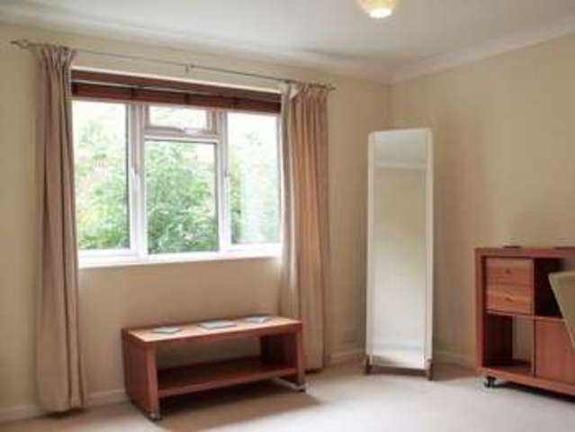  Image of 3 Bedroom Flat to rent at Mays Hill Road  Bromley, BR2 0HN