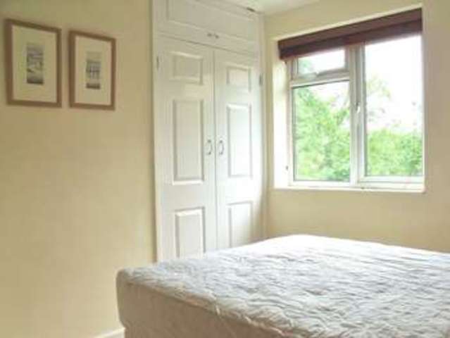  Image of 3 Bedroom Flat to rent at Mays Hill Road  Bromley, BR2 0HN