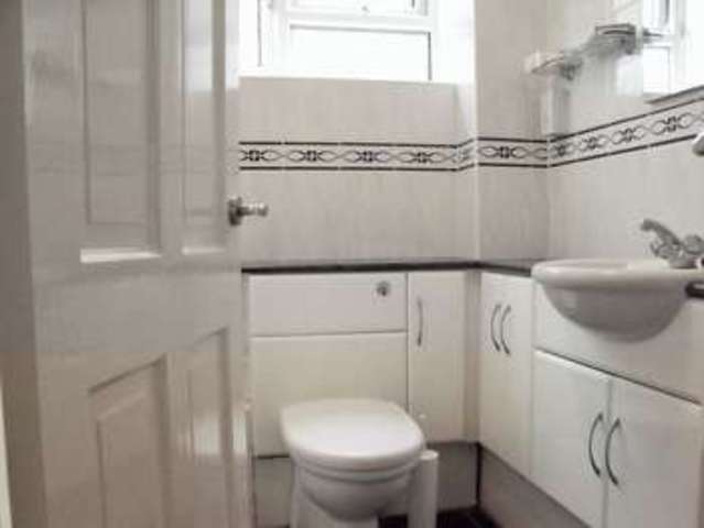  Image of 3 Bedroom Flat to rent at Mays Hill Road  Bromley, BR2 0HN