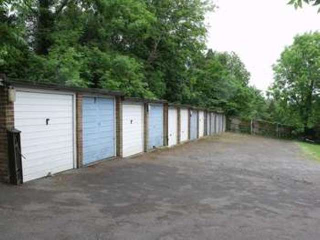  Image of 3 Bedroom Flat to rent at Mays Hill Road  Bromley, BR2 0HN