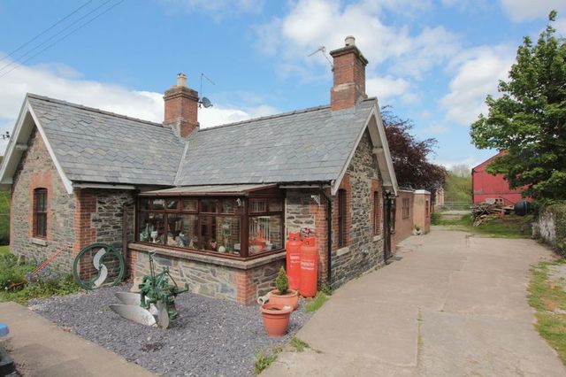  Image of 3 Bedroom Detached for sale at Nantglyn, LL16 5PE