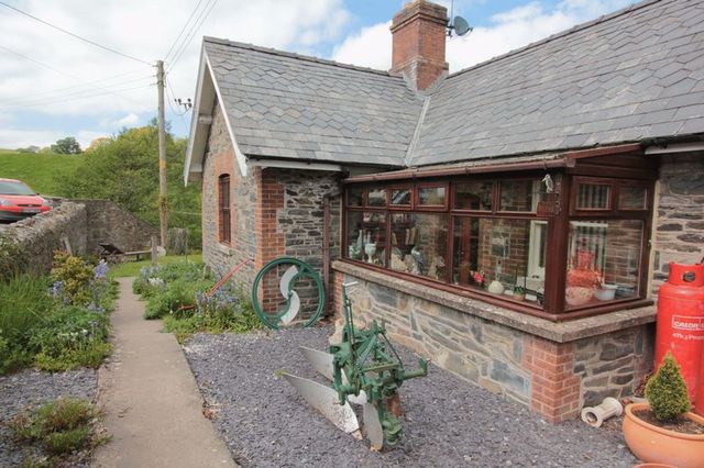  Image of 3 Bedroom Detached for sale at Nantglyn, LL16 5PE
