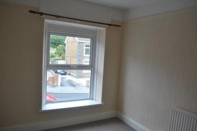  Image of 3 Bedroom Detached to rent at Heol Y Banc  Pontyberem, SA15 5DL