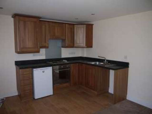  Image of 1 Bedroom Flat to rent at Queens Road  Street, BA16 0NQ