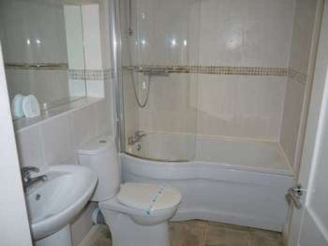  Image of 1 Bedroom Flat to rent at Queens Road  Street, BA16 0NQ