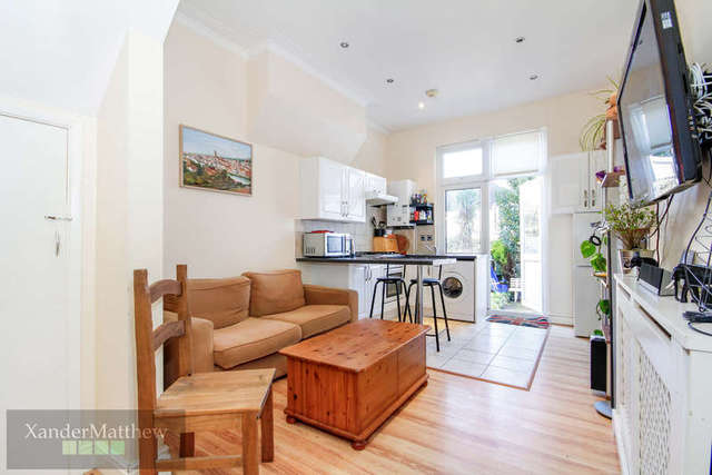  Image of 2 Bedroom Flat for sale at Tooting Bec, SW16 6SF