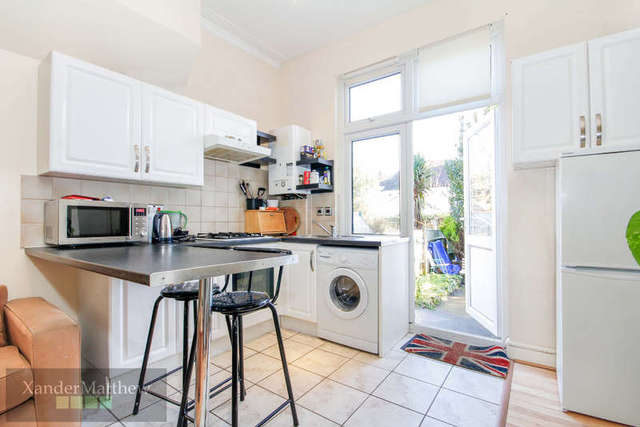  Image of 2 Bedroom Flat for sale at Tooting Bec, SW16 6SF