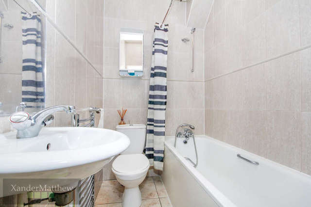  Image of 2 Bedroom Flat for sale at Tooting Bec, SW16 6SF