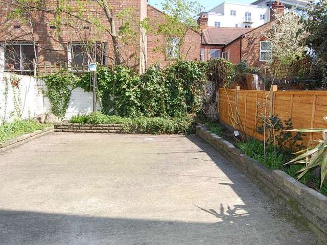  Image of 2 Bedroom Detached to rent at Southview House  Edgware, HA8 7NF