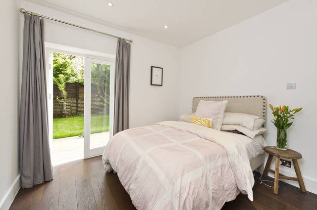  Image of 2 Bedroom Ground Flat to rent at St Charles Square  London, W10 6EN
