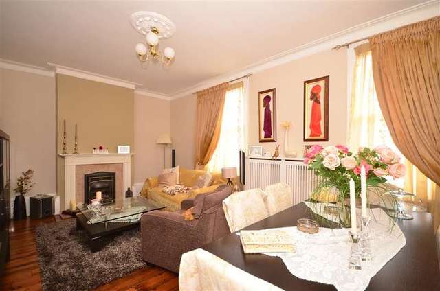  Image of 2 Bedroom Flat for sale at East Grinstead West Sussex East Grinstead, RH19 1DL