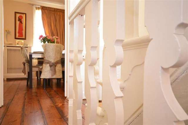  Image of 2 Bedroom Flat for sale at East Grinstead West Sussex East Grinstead, RH19 1DL