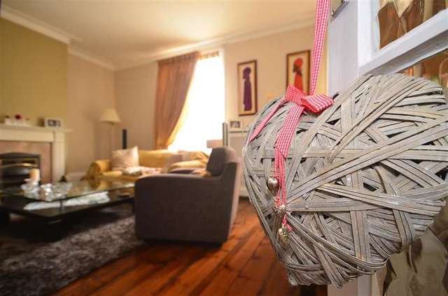  Image of 2 Bedroom Flat for sale at East Grinstead West Sussex East Grinstead, RH19 1DL