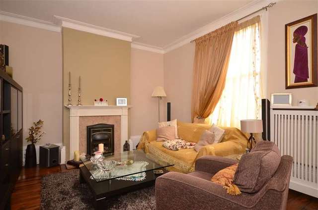  Image of 2 Bedroom Flat for sale at East Grinstead West Sussex East Grinstead, RH19 1DL