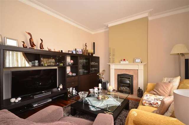  Image of 2 Bedroom Flat for sale at East Grinstead West Sussex East Grinstead, RH19 1DL